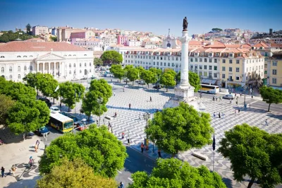 Explore lisboa com guia particular pelos bairros históricos alfama, chiado e baixa. inclui traslado, tapas, vinho e o famoso pastel de nata. reserve seu passeio de meio dia.