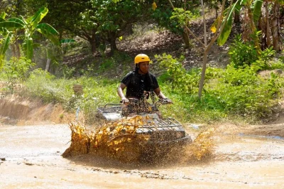 Erlebe den nervenkitzel einer atv-tour in phuket zum big buddha mit hotelabholung, kleiner gruppe, sicherheit und traumhaften meerblicken. helm, wasser und guide inklusive.