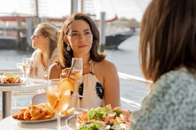 Genieße eine gemütliche seafood-lunch-bootstour durch mooloolabas kanäle mit frischen garnelen oder fisch, tischservice und lokalen geschichten. inklusive mittagessen und bar an bord.