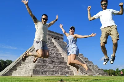 Explore chichen itza ao nascer do sol, nade em um cenote privado com uma família maia e experimente a culinária típica do yucatán na casa deles. inclui transporte cedo e entradas.