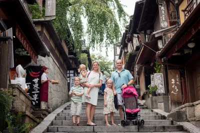 Descubre kyoto en un tour privado a pie: atraviesa los torii naranjas de fushimi inari, visita el pabellón dorado y disfruta de jardines tranquilos con un guía local experto.
