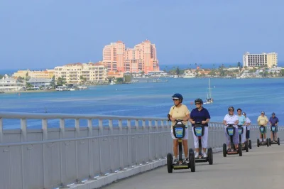 Découvrez clearwater beach en segway avec un guide, traversez le pont causeway, visitez le vieux quai de pêche et longez le pier 60. balade inoubliable avec guide inclus.