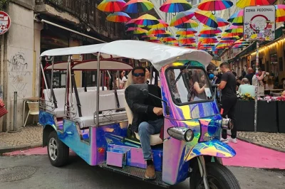 Explore lisboa em um tour privado de tuk tuk elétrico — passando por alfama, bairro alto e parando nos melhores mirantes. inclui transporte do hotel e guia local.