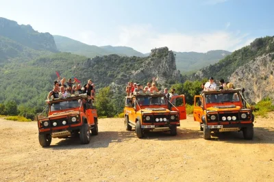 Erlebe kusadasi bei einer jeep safari mit wasserschlachten, schwimmen in der zeus-höhle und leckerem bbq-mittagessen. inklusive hotelabholung und lokalem guide für einen unvergesslichen tag.