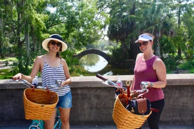 Erlebe new orleans auf einer kleinen creole-fahrradtour – durch eichenalleen, zum st. louis cemetery und congo square, mit lokalem guide und wasserflasche inklusive.