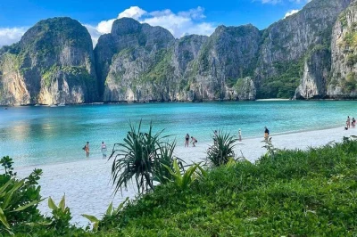 Disfruta la velocidad de la lancha rápida hacia maya bay, haz snorkel en la laguna pileh, observa monos en monkey beach y relájate en la isla khai. incluye almuerzo y recogida en hotel.