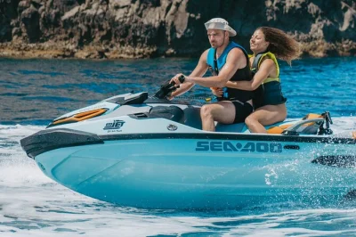 Vivi l’emozione di un tour in jet ski nella baia di alcudia, scivola su acque cristalline e ricevi foto gratuite. include attrezzatura di sicurezza, guida locale e trasporto privato.