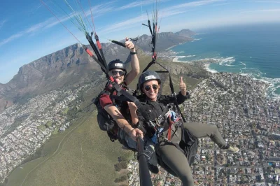 Vuela en parapente tándem sobre ciudad del cabo desde signal hill o lion’s head con instructores certificados. incluye traslado de regreso a tu coche.