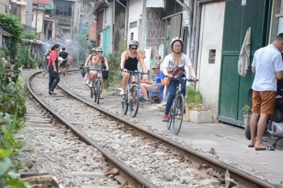 Descubre hanoi en bici: cruza el puente long bien, pedalea por las granjas de isla banana, conoce a locales y prueba el famoso café de huevo. incluye recogida y almuerzo.