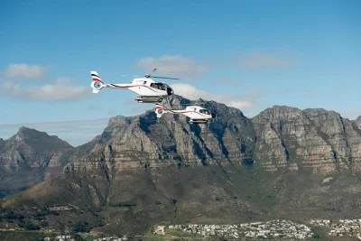 Disfruta un tour en helicóptero por la costa atlántica de cape town, desde clifton beach hasta hout bay. incluye recogida en hotel y paseo en barco para una experiencia completa.