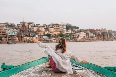 Varanasi, ghats y templos sagrados: disfruta un tour privado de 3 días con paseos en barco al amanecer por el ganges, rutas de comida callejera y visitas guiadas. incluye traslado y desayuno.