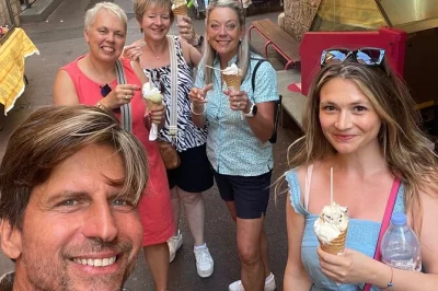 Entdecke nizza bei einem spaziergang durch die altstadt, schlendere über den cours saleya blumenmarkt und genieße die aussicht vom colline du château.