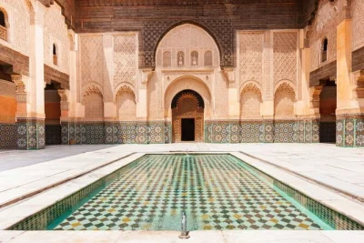 Découvrez la médina de marrakech avec un guide local privé—visitez la médersa ben youssef, respirez le jardin secret et perdez-vous dans les souks. itinéraire flexible et avantages shopping inc