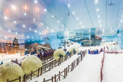 Buchen sie ski dubai tickets für einen ganzen tag voller spaß im snow park. genießen sie skifahren, snowboarden, pinguine, sesselliftfahrten & komplette winterausrüstung inklusive. einfache buchun