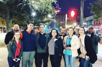 Entdecke houston downtown bei einer privaten food tour mit über 8 verkostungen, erkunde das berühmte tunnelsystem, besuche den market square park und genieße klimatisierte pausen. inklusive wasser 