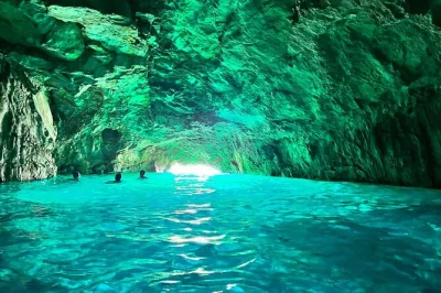 Explore as calanques de marselha com guia local, aproveite as vistas de sugiton, petiscos compartilhados e histórias da região. inclui transporte público fácil e acompanhamento.