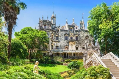 Explore os palácios místicos de sintra, os penhascos do cabo da roca e as praias de cascais em um passeio privado de um dia. inclui transporte, wifi e guia local especializado.