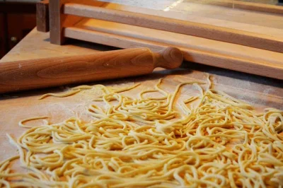 Descubra a umbria com uma aula prática de culinária italiana, ingredientes frescos da horta e almoço na fazenda. inclui vinho, receitas e avental para levar para casa.