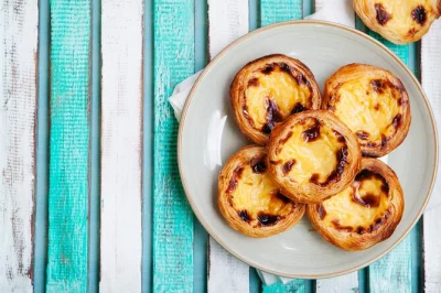 Lisboa, pasteis de nata, aula prática com chef, sabores tradicionais, ingredientes locais, experiência única com bebidas incluídas.