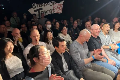 Sinta a vibe do único clube de stand-up em inglês de tóquio, a poucos passos da estação shibuya. curta cervejas artesanais, risadas locais e uma noite com comediantes do japão e do mundo.