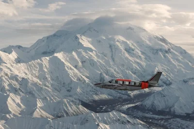 Vuela cerca de la cima del denali, rodeando glaciares y crestas en un tour narrado. incluye recogida en hotel, asientos junto a la ventana y pilotos locales.