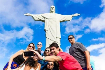 Siente el alma de río visitando cristo redentor, pan de azúcar y la escalera selarón en un día, con entradas sin filas, almuerzo incluido y recogida con guía local.