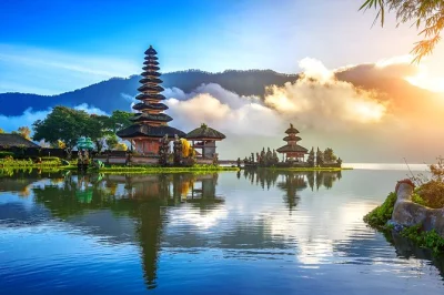 Descubre bali con recogida en hotel, visita el templo ulun danu beratan, pasea por las terrazas de arroz de jatiluwih, relájate en las aguas termales de penatahan y disfruta la puesta de sol en tanah