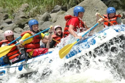 Acorde cedo em san josé para uma aventura de rafting no rio pacuare, com transfer do hotel, café da manhã, guia especializado e almoço à beira do rio. garanta sua vaga agora.