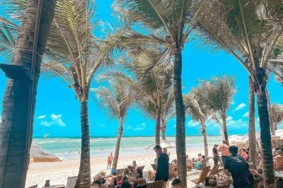 Découvrez la plage de cumbuco, sensations fortes en buggy, fruits de mer frais au bord de l’eau et détente dans les lagons et piscines familiales. transfert et guide inclus.