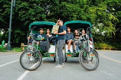 Sinta a vibe de nova york em um tour privado de pedicab pelo central park, visitando locações de filmes, bow bridge e casas de famosos. inclui desembarque em pontos icônicos da cidade.