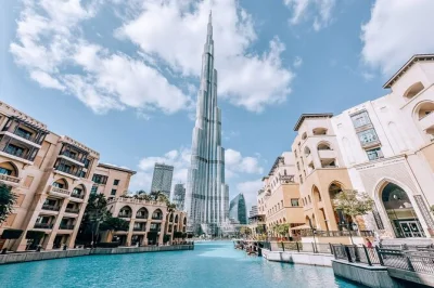 Reserve ingressos para os níveis 124 e 125 do burj khalifa. suba no elevador mais rápido do mundo, aproveite vistas panorâmicas de dubai e descubra a história da icônica torre.