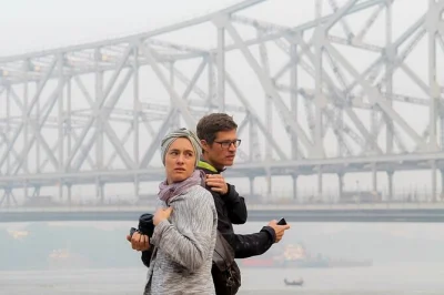 Découvrez calcutta au réveil : traversez le pont howrah, flânez dans le marché aux fleurs, prenez les transports locaux et partagez un petit-déjeuner typique avec un guide. photos dslr incluses.