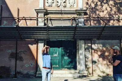 Explore veneza pelos olhos do commissario brunetti com um tour a pé pelos cenários reais dos livros de donna leon, locais de filmagem e histórias locais—com guia licenciado.