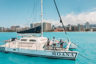 Waikiki, diamond head, croisière cocktail, baignade en mer, catamaran avec équipage local. réservez votre place pour une expérience inoubliable au large d’honolulu.