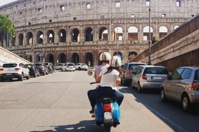 Découvrez rome en vespa avec prise en charge à l’hôtel, chauffeur privé, arrêts au colisée, espresso ou gelato à testaccio, et balades dans les rues antiques en 3 heures.