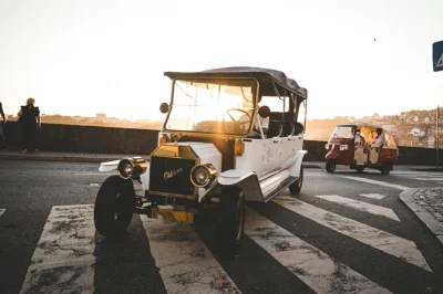 Scopri porto a bordo di una ford t anni ’20, attraversa il ponte dom luís i, visita il monastero di serra do pilar e goditi panorami mozzafiato con una guida locale.