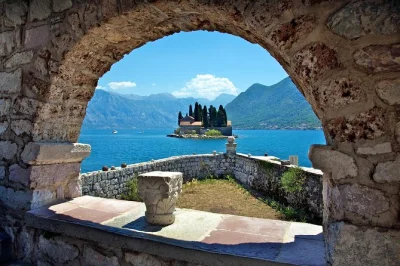 Parti presto da dubrovnik e attraversa il confine per un tour privato in montenegro—passeggia tra le vie di kotor, visita le isole di perast e goditi soste flessibili con il ritiro in hotel incluso.