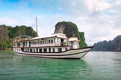 Disfruta de un crucero nocturno en grupo pequeño por la bahía de ha long—kayak, explora la cueva sung sot, aprende a cocinar y saborea platos frescos. incluye recogida en hotel en hanoi.