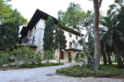 Malaga, spanischer bürgerkrieg, exklusive villen, lokale geschichten und geheimnisse – geführte tour mit eintritt inklusive für stressfreie buchung.