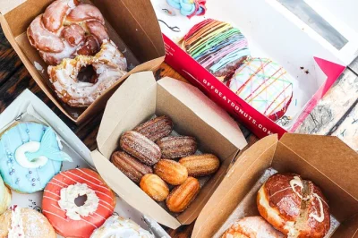 Découvrez cork à travers une balade gourmande sur frenchchurch street, dégustez des donuts frais et terminez en douceur au café mexicana avec un guide local passionné.