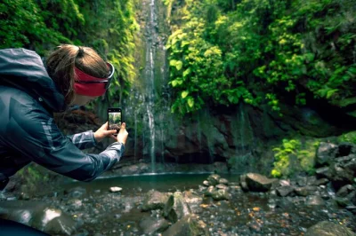 Esplora la foresta di laurisilva, ammira la cascata do risco e termina con un'uscita da un antico tunnel nella valle di rabaçal a madeira. include pick-up, guida locale e trasporto.