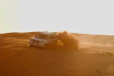 Découvrez le calme du lever de soleil sur les dunes du qatar, vivez le dune bashing, partagez un thé avec les locaux et atteignez la mer intérieure près de la frontière saoudienne. prise en charg