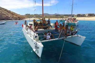 Parti da los cabos per una crociera privata in catamarano, fai snorkeling a santa maria bay, osserva i leoni marini vicino a pelican rock e rilassati con drink e snack illimitati.