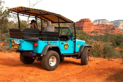 Siente la energía de los vórtices de sedona en un tour privado en jeep con guía local, paradas a tu medida y tiempo para caminar entre las rocas rojas. todo incluido.