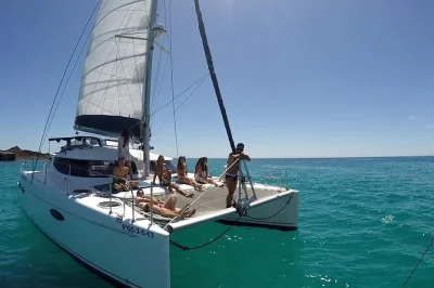 Vivi la brezza dell’atlantico con un tour in catamarano a fuerteventura verso isla de lobos, con snorkeling, kayak, bevande e pranzo a base di paella fresca. gruppo ristretto, attrezzatura inclusa.