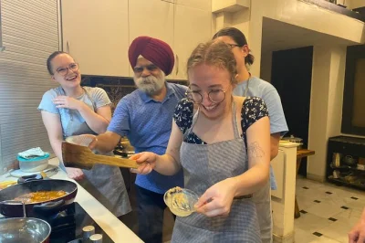 Vivi la cucina di una famiglia di delhi, prepara piatti indiani autentici da zero, condividi storie sorseggiando chai e gusta il pasto insieme. pranzo o cena inclusi.