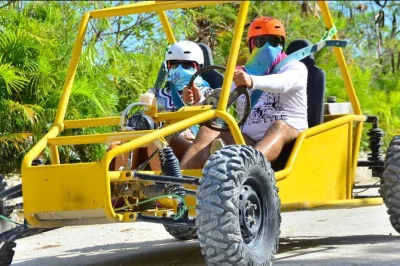 Vive la emoción de conducir un buggy por punta cana, refréscate en un manantial cristalino y disfruta de la playa macao. incluye transporte desde el hotel y guía local.