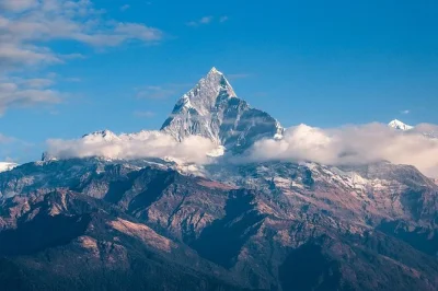 Vivi l’alba di pokhara a sarangkot, visita il tempio bindhyabasini, le cascate di davis, il canyon seti e goditi una gita in barca sul lago phewa. escursione guidata di un giorno.