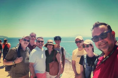 Descubra gibraltar em um passeio privado de um dia saindo de sevilha. caminhe pela main street, conheça os famosos macacos e explore a rocha com guia local. inclui traslado do hotel.