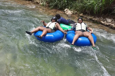Deslize pelo rio martha brae na jamaica, partindo de montego bay. tubing guiado, floresta tropical exuberante e relaxamento na praia bengal. reserve seu passeio de river tubing agora!